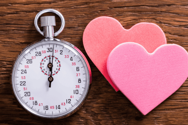 Steckbrief neue 01.07.2024 3 600x400 - Speed Dating ab 60: So klappt es mit den neuen Begegnungen in kürzester Zeit