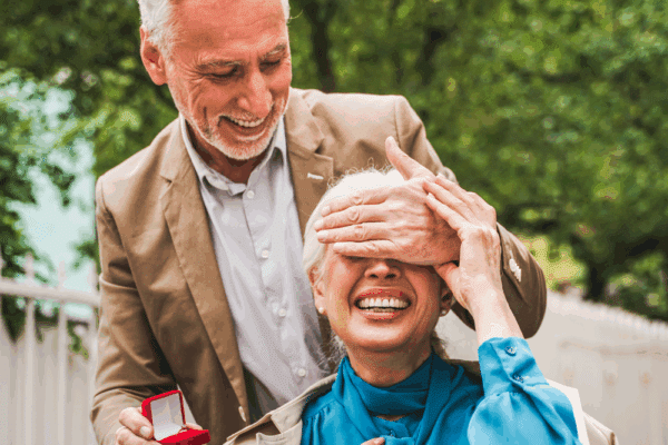 Steckbrief neue 01.07.2024 34 600x400 - Heiratsantrag ab 60: Wie Sie den perfekten Moment gestalten