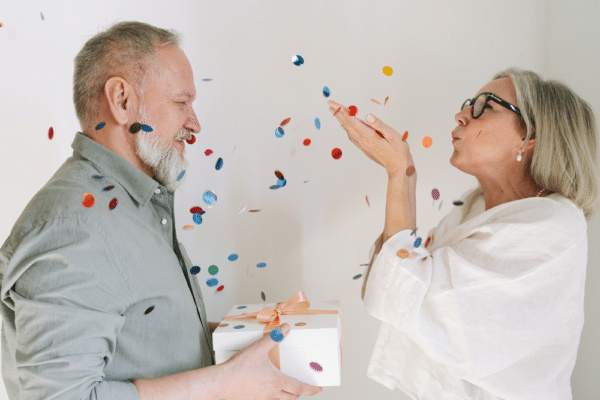 Steckbrief neue 01.07.2024 49 600x400 - Jahrestag Ideen: 25 stilvolle und herzliche Anregungen für Paare ab 60